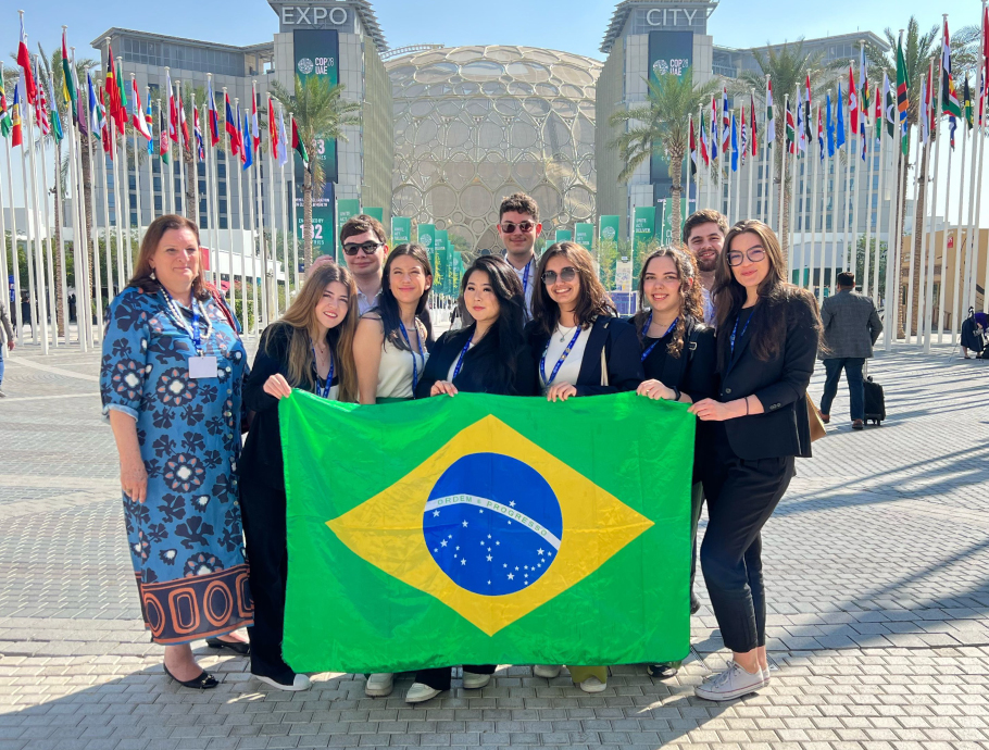 04.12.23-Alunos-embarcam-para-a-COP28-em-Dubai