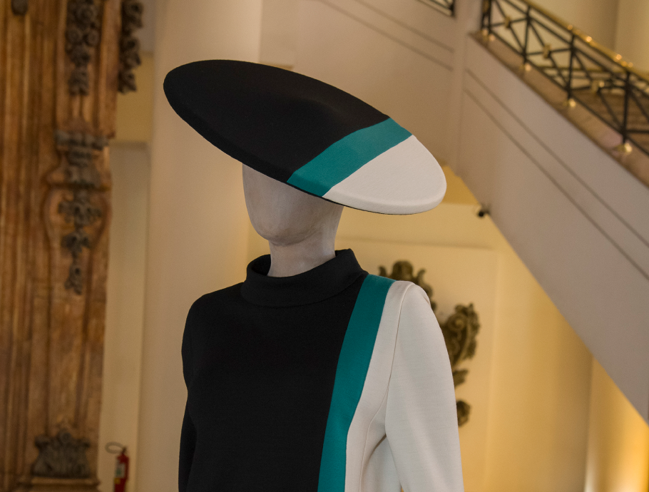 05.12.23—MAB-FAAP-recebeu-a-doação-de-um-vestido-da-marca-francesa-Pierre-Cardin–