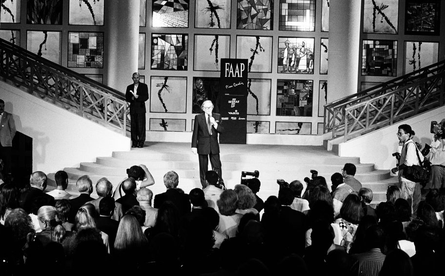 Pierre Cardin em seu desfile na FAAP, no ano de 1994