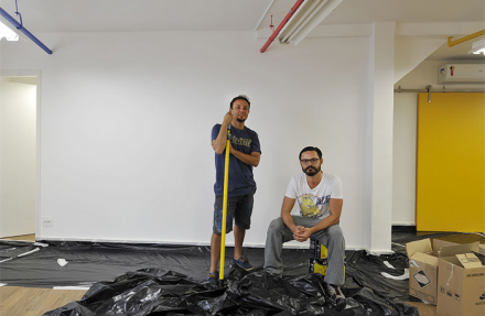Luiz Prieto (à esq.) e João Fasolino – ex-alunos da FAAP – assinam o mural.