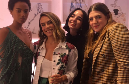Da esquerda para a direita: modelo vestindo o look das alunas, a estilista Patrícia Bonaldi e as alunas Luísa e Catarina. Crédito: Christopher Tanelli