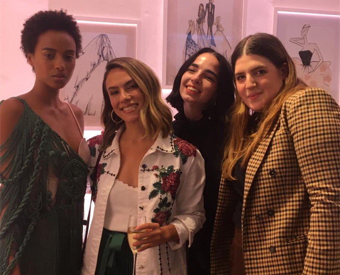 Da esquerda para a direita: modelo vestindo o look das alunas, a estilista Patrícia Bonaldi e as alunas Luísa e Catarina. Crédito: Christopher Tanelli