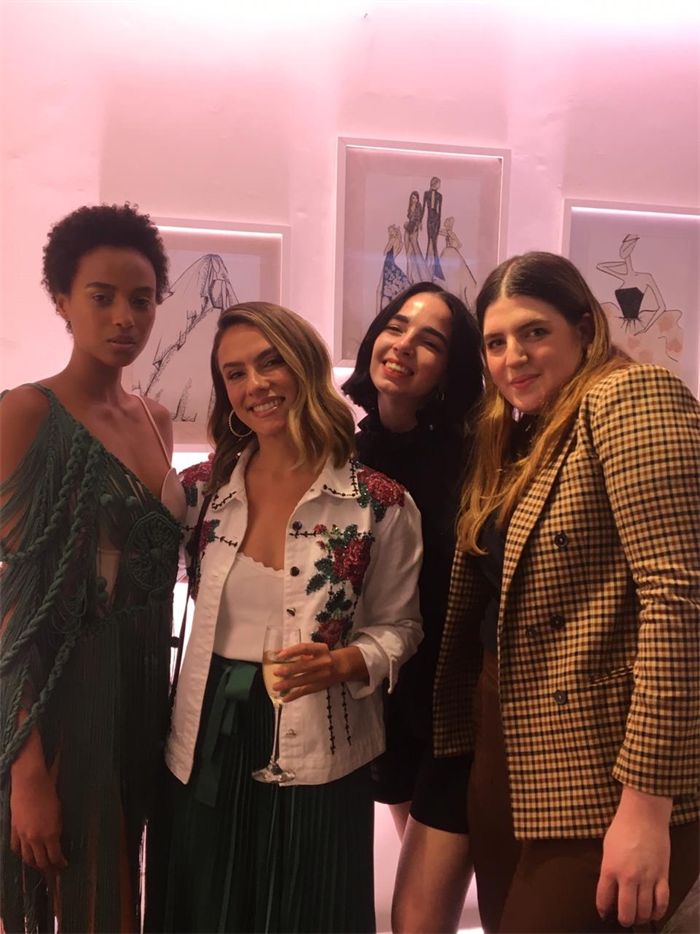 Da esquerda para a direita: modelo vestindo o look das alunas, a estilista Patrícia Bonaldi e as alunas Luísa e Catarina. Crédito: Christopher Tanelli