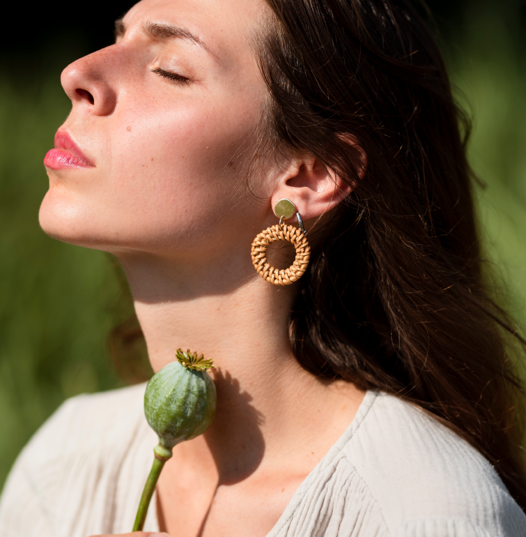 side-view-woman-posing-with-flower-site