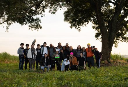 De pé, da esquerda para a direita: Eduardo Aliberti (Captador de Som), Gustavo Nabhan (Gaffer), Daniel Parente (Captador de Som), Fernando Sverner (Primeiro Assistente de câmera), Marco Bueno (Produtor), Lucas Ribeiro (Diretor, Roteirista, Montador), Vinícius Neri (Ator), Giovana Abadessa (Segunda Assistente de Direção), André Rupp (Assistente de Elétrica), Gabriela Piserni (Diretora de Fotografia, Montadora), Mariana Ruiz (Diretora de Arte), Vitória Künzel (Assistente de Arte), Lucas Rios (Contrarregra), Catarina Walter (Logger, Fotografia Still) Agachados, da esquerda para a direita: Sofia Gullane (Produtora), Isabel Amarante (Primeira Assistente de Direção), Ana Sem Sobrenome (Continuista), Marcela Fornazari (Diretora de Arte), Erica Duarte (Diretora de Fotografia)
